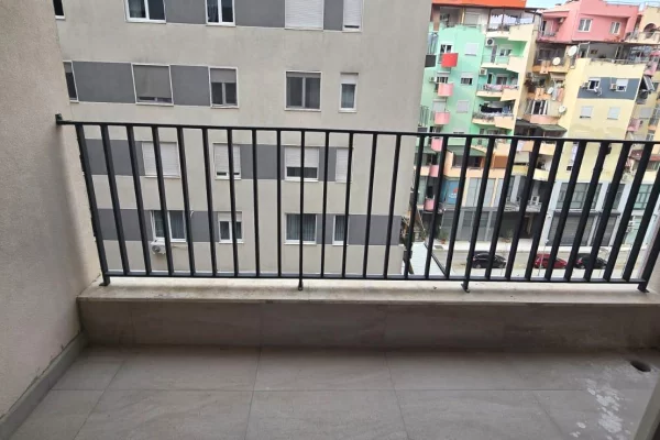 Shtepi ne shitje Apartament ne Tirane, 2+1, Mobilimi Bosh, pa mobiluar, Pagesa 187,200  Euro.