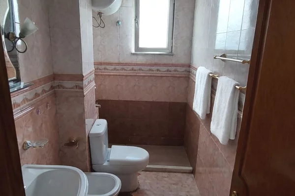 Shtepi ne shitje Apartament ne Tirane, 2+1, Mobilimi E mobiluar, Pagesa 274,000  Euro.