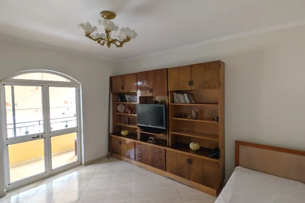Shtepi ne shitje Apartament ne Tirane, 2+1, Mobilimi E mobiluar, Pagesa 274,000  Euro.