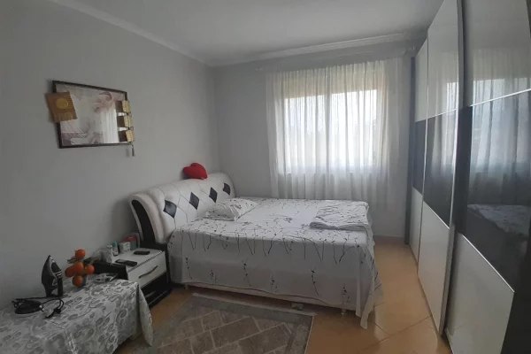 Shtepi ne shitje Apartament ne Tirane, 2+1, Mobilimi E mobiluar, Pagesa 125,000  Euro.
