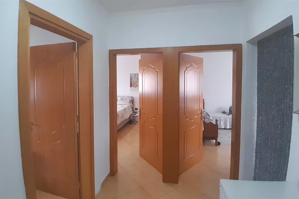 Shtepi ne shitje Apartament ne Tirane, 2+1, Mobilimi E mobiluar, Pagesa 125,000  Euro.