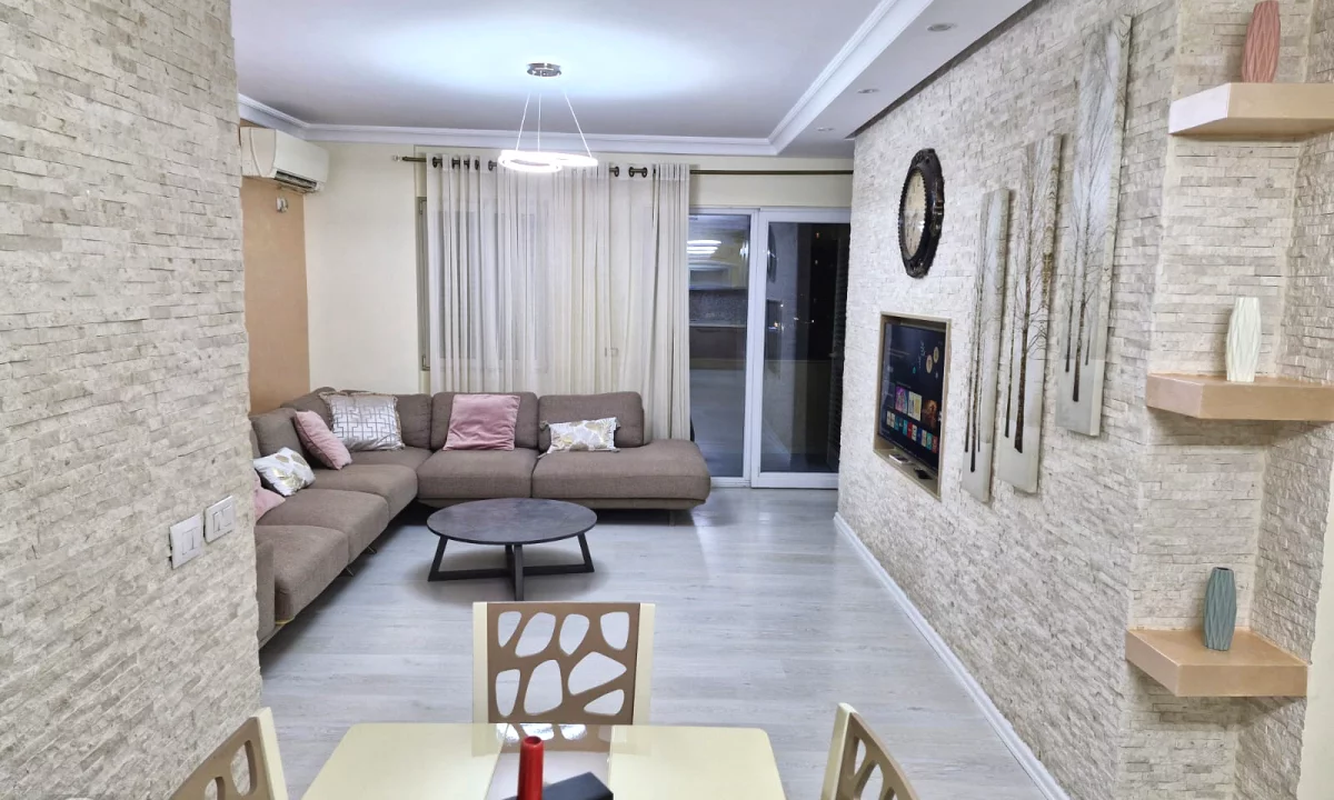 Shtepi ne shitje Apartament ne Tirane, 3+1, Mobilimi E mobiluar, Pagesa 209,000  Euro.