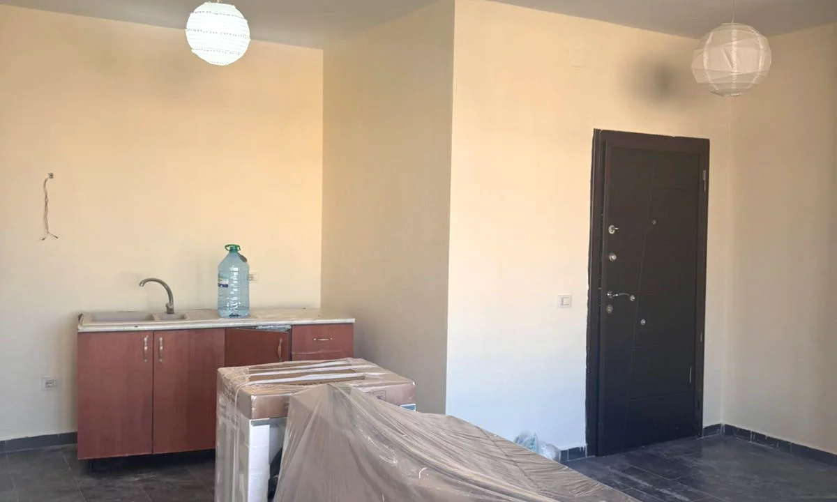 Shtepi ne shitje Apartament ne Tirane, Garsoniere, Mobilimi Pjeserisht e mobiluar, Pagesa 73,000  Euro.