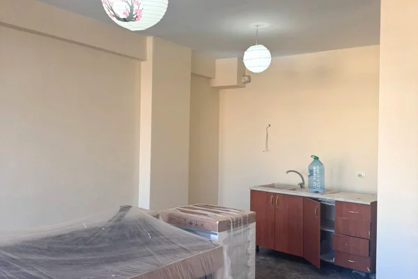 Shtepi ne shitje Apartament ne Tirane, Garsoniere, Mobilimi Pjeserisht e mobiluar, Pagesa 73,000  Euro.