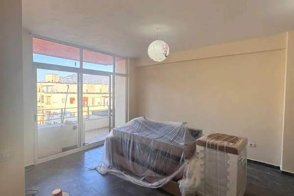 Shtepi ne shitje Apartament ne Tirane, Garsoniere, Mobilimi Pjeserisht e mobiluar, Pagesa 73,000  Euro.