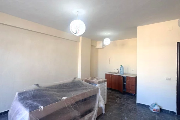 Shtepi ne shitje Apartament ne Tirane, Garsoniere, Mobilimi Pjeserisht e mobiluar, Pagesa 73,000  Euro.