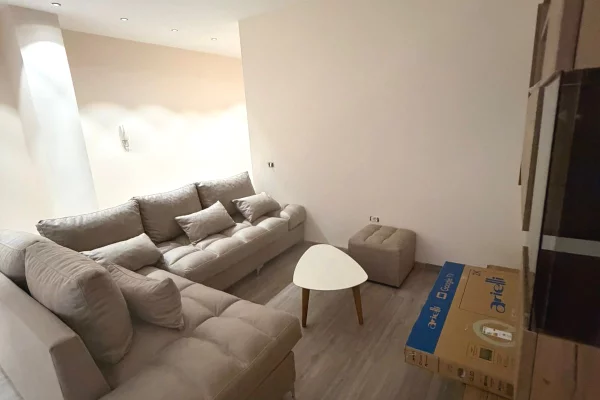 Shtepi me qera Apartament ne Tirane, 3+1, Mobilimi E mobiluar, Pagesa 1,400  Euro.