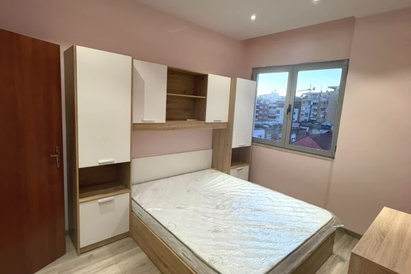 Shtepi me qera Apartament ne Tirane, 3+1, Mobilimi E mobiluar, Pagesa 1,400  Euro.