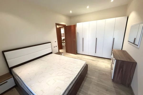 Shtepi me qera Apartament ne Tirane, 3+1, Mobilimi E mobiluar, Pagesa 1,400  Euro.