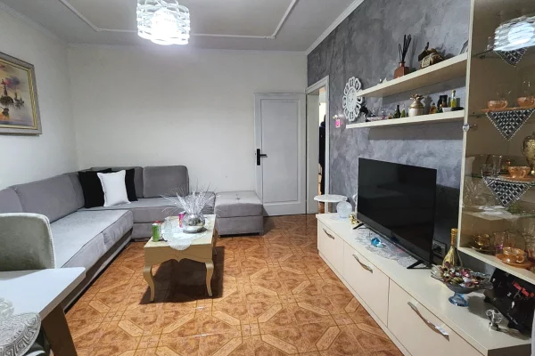 Shtepi ne shitje Apartament ne Tirane, 2+1, Mobilimi E mobiluar, Pagesa 128,000  Euro.