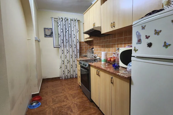 Shtepi ne shitje Apartament ne Tirane, 2+1, Mobilimi E mobiluar, Pagesa 128,000  Euro.
