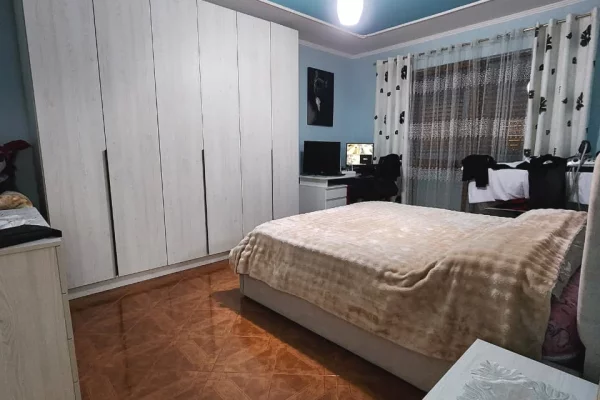 Shtepi ne shitje Apartament ne Tirane, 2+1, Mobilimi E mobiluar, Pagesa 128,000  Euro.