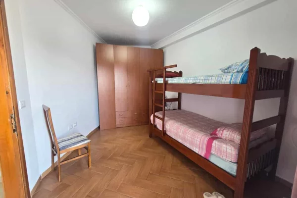 Shtepi ne shitje Apartament ne Tirane, 2+1, Mobilimi E mobiluar, Pagesa 135,000  Euro.