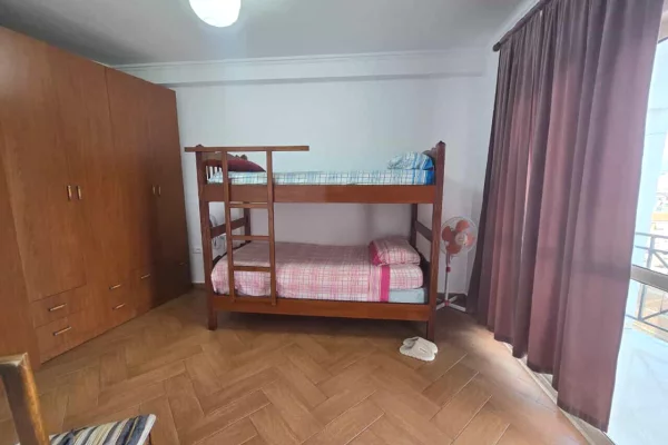Shtepi ne shitje Apartament ne Tirane, 2+1, Mobilimi E mobiluar, Pagesa 135,000  Euro.