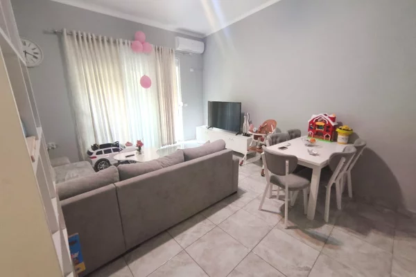 Shtepi ne shitje Apartament ne Tirane, 2+1, Mobilimi E mobiluar, Pagesa 128,000  Euro.