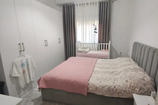 Shtepi ne shitje Apartament ne Tirane, 2+1, Mobilimi E mobiluar, Pagesa 128,000  Euro.