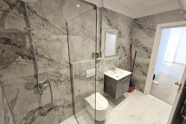 Shtepi ne shitje Apartament ne Tirane, Garsoniere, Mobilimi Bosh, pa mobiluar, Pagesa 110,000  Euro.