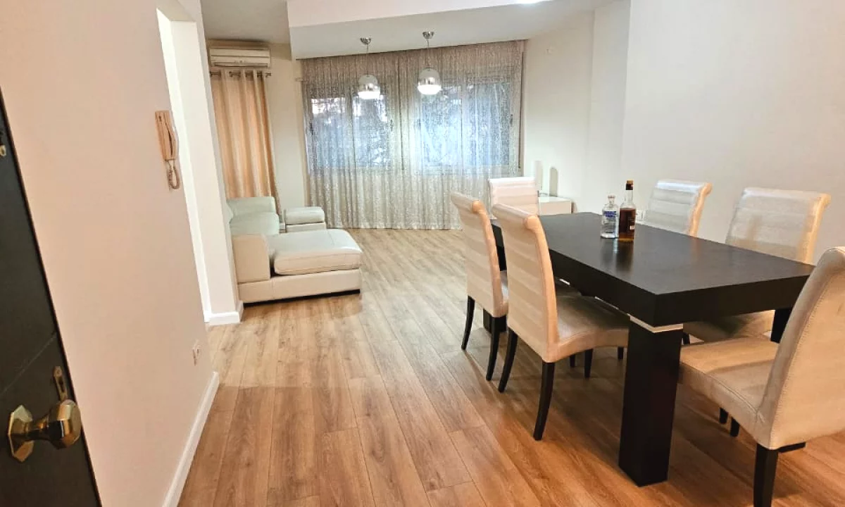 Shtepi ne shitje Apartament ne Tirane, 2+1, Mobilimi E mobiluar, Pagesa 234,000  Euro.