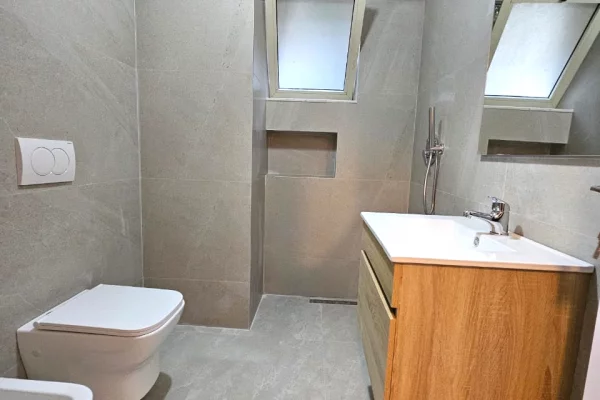 Shtepi ne shitje Apartament ne Tirane, 1+1, Mobilimi Pjeserisht e mobiluar, Pagesa 163,000  Euro.