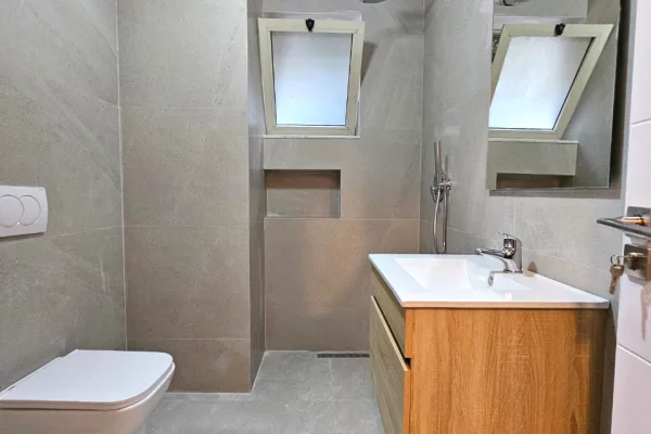 Shtepi ne shitje Apartament ne Tirane, 1+1, Mobilimi Pjeserisht e mobiluar, Pagesa 163,000  Euro.