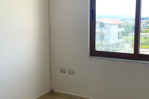 Shtepi me qera Apartament ne Tirane, 3+1, Mobilimi Pjeserisht e mobiluar, Pagesa 40,000  Leke.