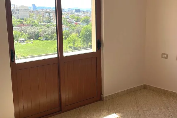 Shtepi me qera Apartament ne Tirane, 3+1, Mobilimi Pjeserisht e mobiluar, Pagesa 40,000  Leke.