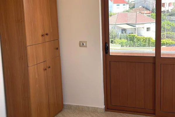 Shtepi me qera Apartament ne Tirane, 3+1, Mobilimi Pjeserisht e mobiluar, Pagesa 40,000  Leke.