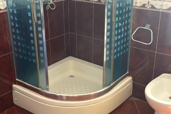 Shtepi me qera Apartament ne Tirane, 3+1, Mobilimi Pjeserisht e mobiluar, Pagesa 40,000  Leke.