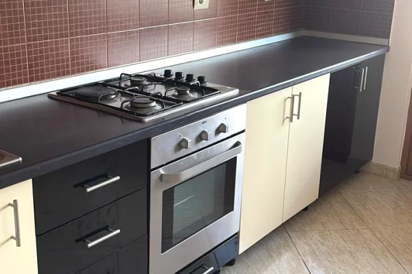 Shtepi me qera Apartament ne Tirane, 3+1, Mobilimi Pjeserisht e mobiluar, Pagesa 40,000  Leke.