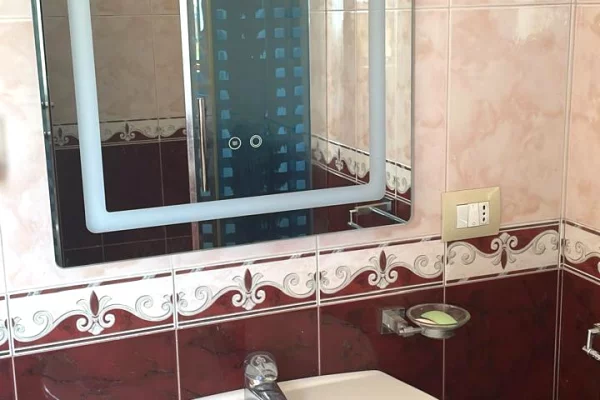 Shtepi me qera Apartament ne Tirane, 3+1, Mobilimi Pjeserisht e mobiluar, Pagesa 40,000  Leke.