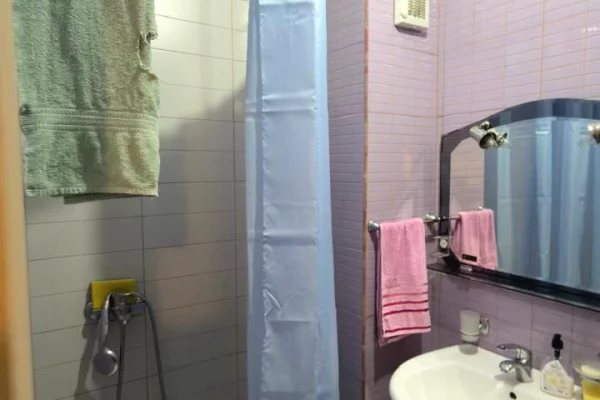 Shtepi me qera Apartament ne Tirane, 1+1, Mobilimi E mobiluar, Pagesa 45,000  Leke.