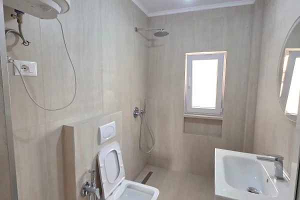 Shtepi ne shitje Apartament ne Tirane, 1+1, Mobilimi Bosh, pa mobiluar, Pagesa 98,000  Euro.