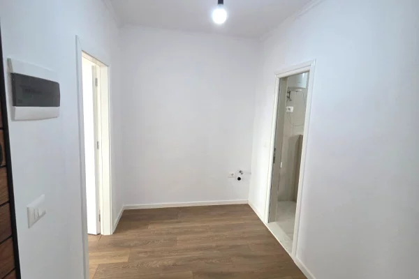 Shtepi ne shitje Apartament ne Tirane, 1+1, Mobilimi Bosh, pa mobiluar, Pagesa 98,000  Euro.