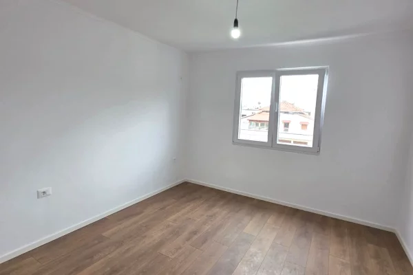 Shtepi ne shitje Apartament ne Tirane, 1+1, Mobilimi Bosh, pa mobiluar, Pagesa 98,000  Euro.