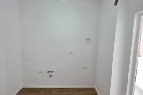 Shtepi ne shitje Apartament ne Tirane, 1+1, Mobilimi Bosh, pa mobiluar, Pagesa 98,000  Euro.