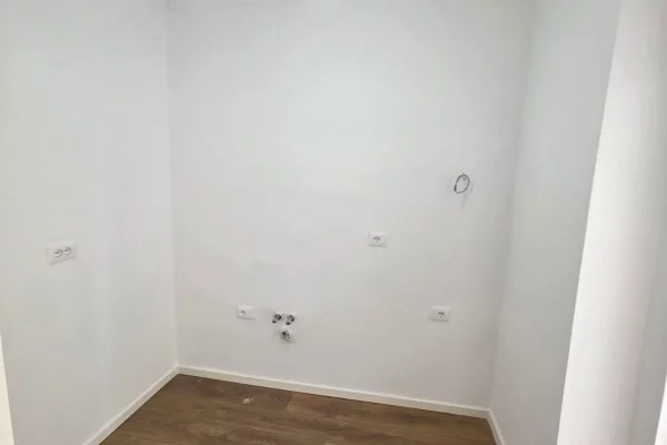 Shtepi ne shitje Apartament ne Tirane, 1+1, Mobilimi Bosh, pa mobiluar, Pagesa 98,000  Euro.