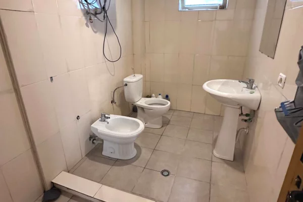 Shtepi me qera Duplex(shtepi me 2 kate) ne Tirane, 2+1, Mobilimi E mobiluar, Pagesa 35,000  Leke.