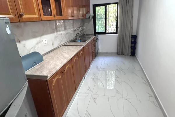 Shtepi me qera Duplex(shtepi me 2 kate) ne Tirane, 2+1, Mobilimi E mobiluar, Pagesa 35,000  Leke.
