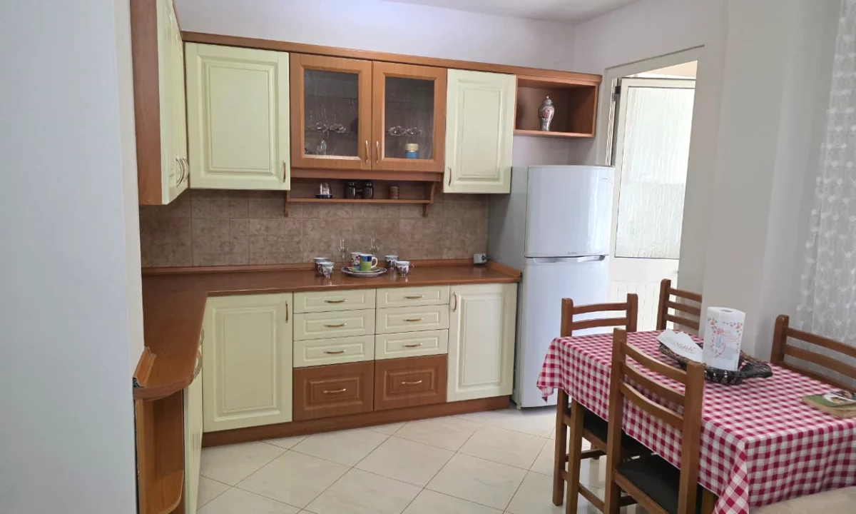 Shtepi ne shitje Apartament ne Tirane, Garsoniere, Mobilimi Bosh, pa mobiluar, Pagesa 83,000  Euro.