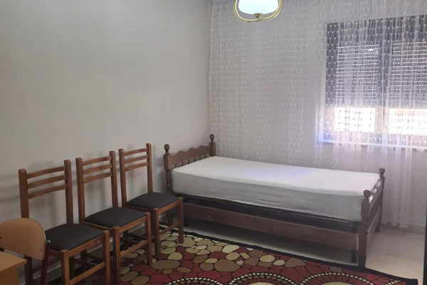 Shtepi ne shitje Apartament ne Tirane, Garsoniere, Mobilimi Bosh, pa mobiluar, Pagesa 83,000  Euro.