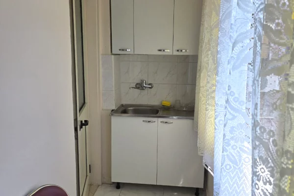 Shtepi ne shitje Apartament ne Tirane, Garsoniere, Mobilimi Bosh, pa mobiluar, Pagesa 83,000  Euro.
