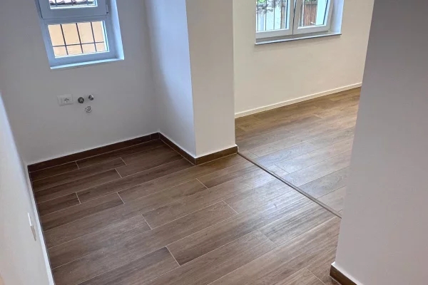 Shtepi ne shitje Apartament ne Tirane, Garsoniere, Mobilimi Bosh, pa mobiluar, Pagesa 83,000  Euro.