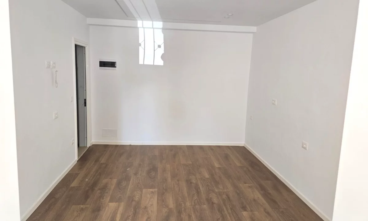 Shtepi ne shitje Apartament ne Tirane, Garsoniere, Mobilimi Bosh, pa mobiluar, Pagesa 83,000  Euro.