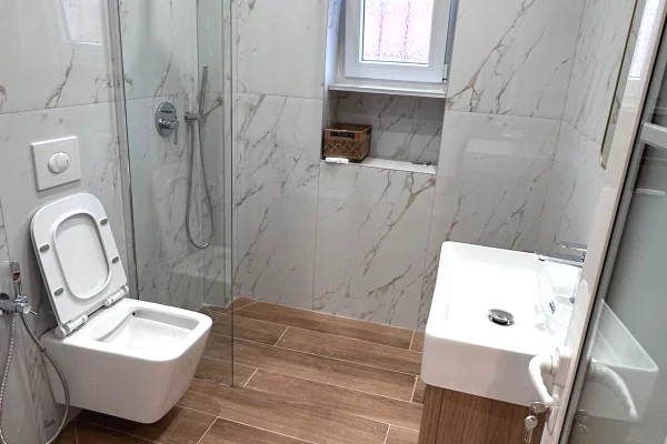 Shtepi ne shitje Apartament ne Tirane, Garsoniere, Mobilimi Bosh, pa mobiluar, Pagesa 83,000  Euro.