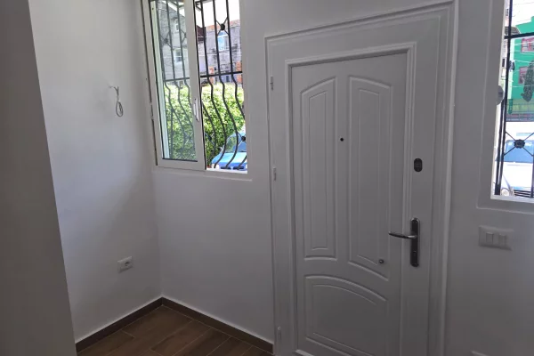 Shtepi ne shitje Apartament ne Tirane, Garsoniere, Mobilimi Bosh, pa mobiluar, Pagesa 83,000  Euro.