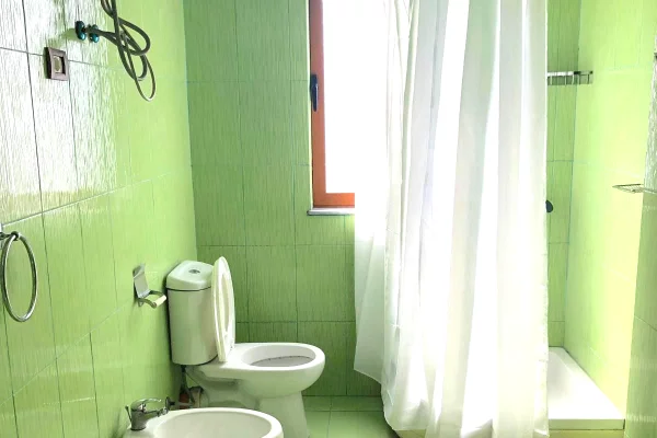 Shtepi me qera Apartament ne Tirane, 2+1, Mobilimi E mobiluar, Pagesa 40,000  Leke.