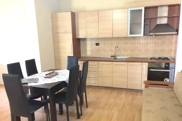 Shtepi me qera Apartament ne Tirane, 2+1, Mobilimi E mobiluar, Pagesa 40,000  Leke.