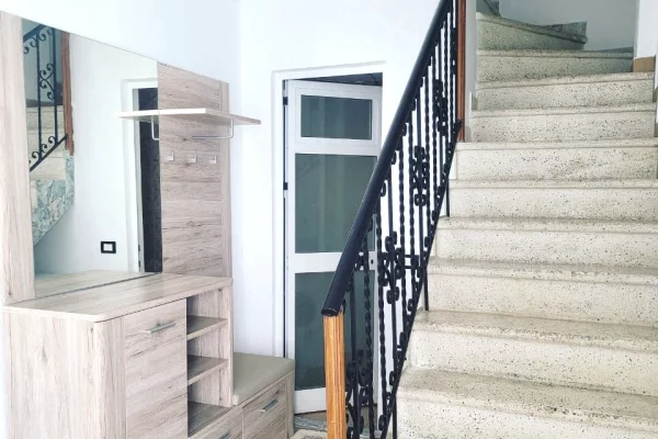 Shtepi me qera Apartament ne Tirane, 1+1, Mobilimi E mobiluar, Pagesa 45,000  Leke.