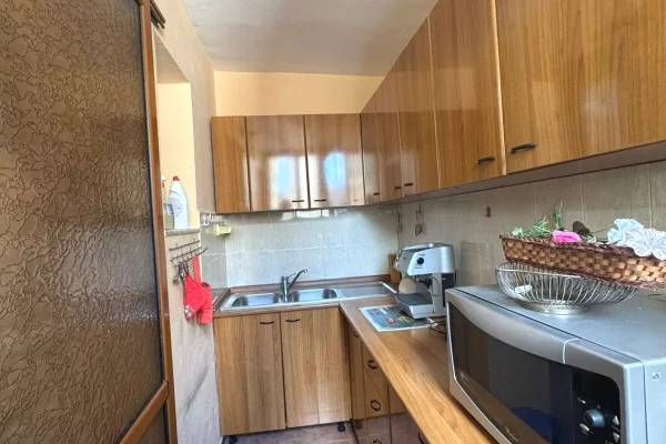 Shtepi ne shitje Apartament ne Tirane, 2+1, Mobilimi E mobiluar, Pagesa 129,000  Euro.