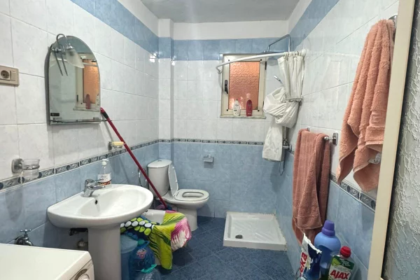 Shtepi ne shitje Apartament ne Tirane, 2+1, Mobilimi E mobiluar, Pagesa 129,000  Euro.